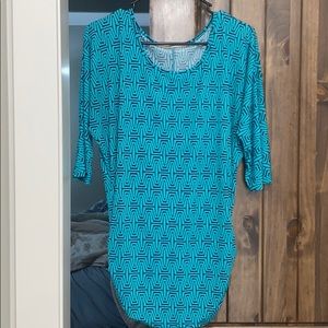 41 Hawthorne top. EUC. Small